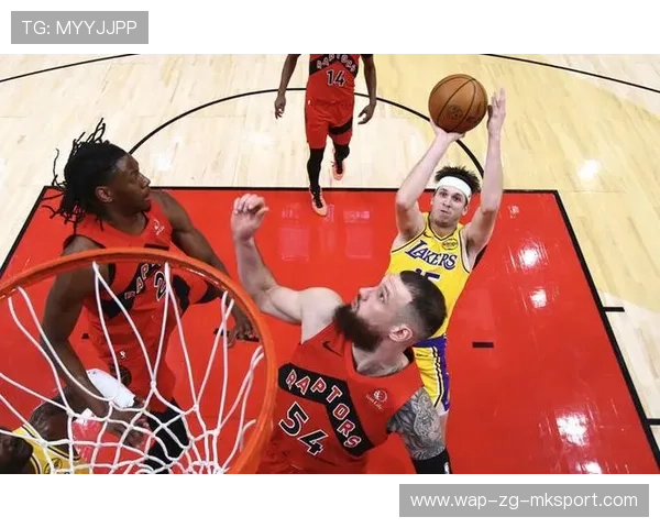 湖人防守反击形成压迫式得分