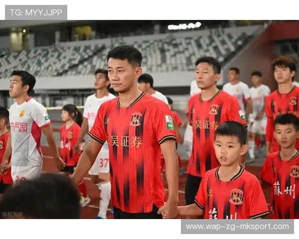 河南队古斯塔沃弧顶扣球晃开空间，低射被门将没收