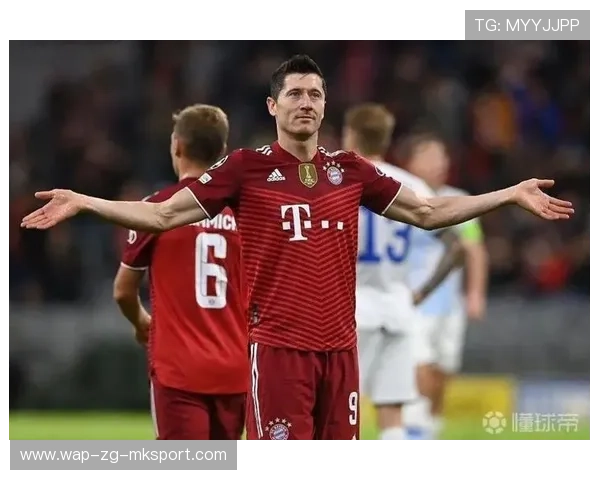 莱万直面两人包夹依旧完成抬脚射门，拜仁前场极具统治性