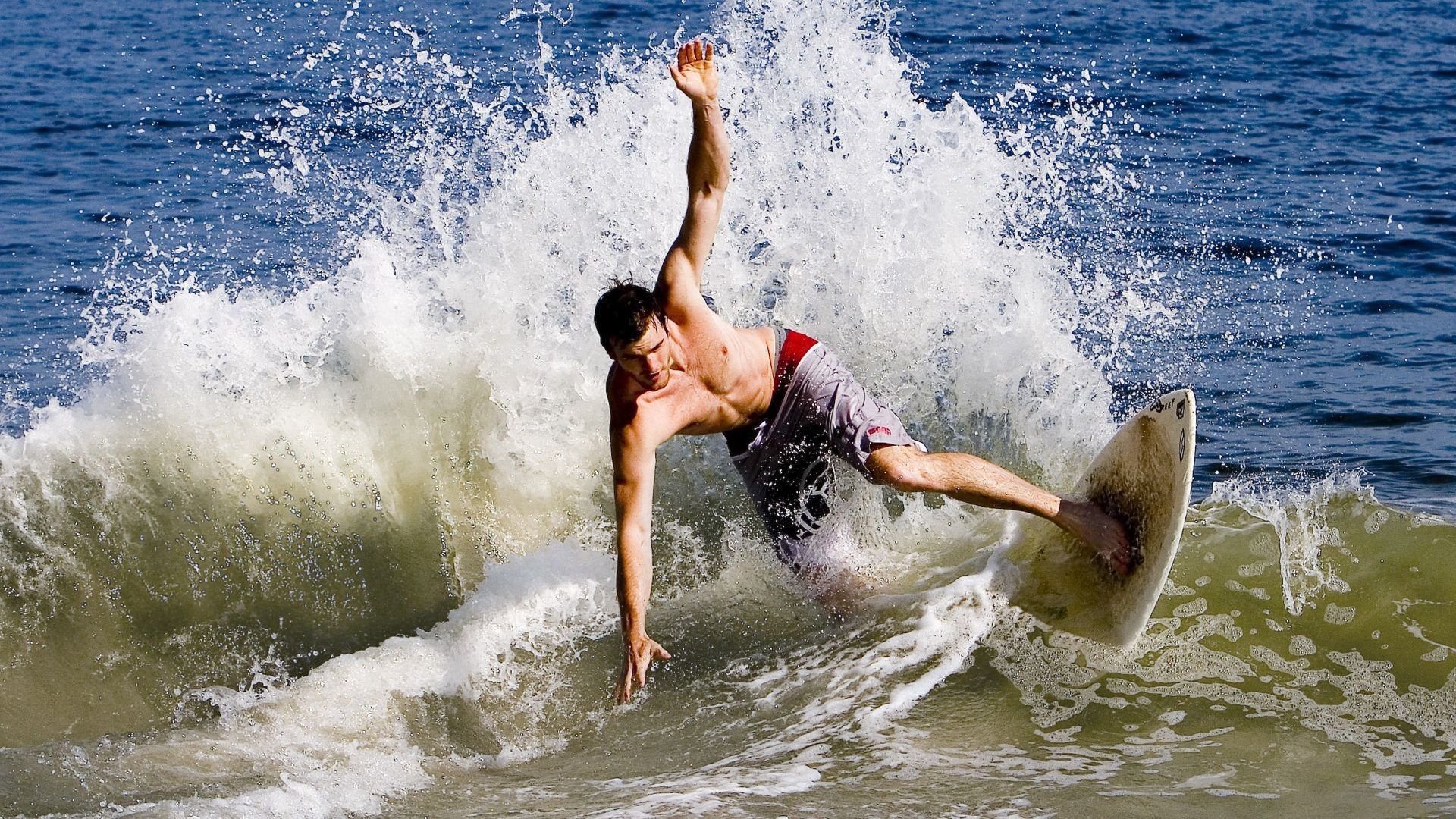 教练组战术会议频繁寻找突破口提升比赛执行力，教练布置战术